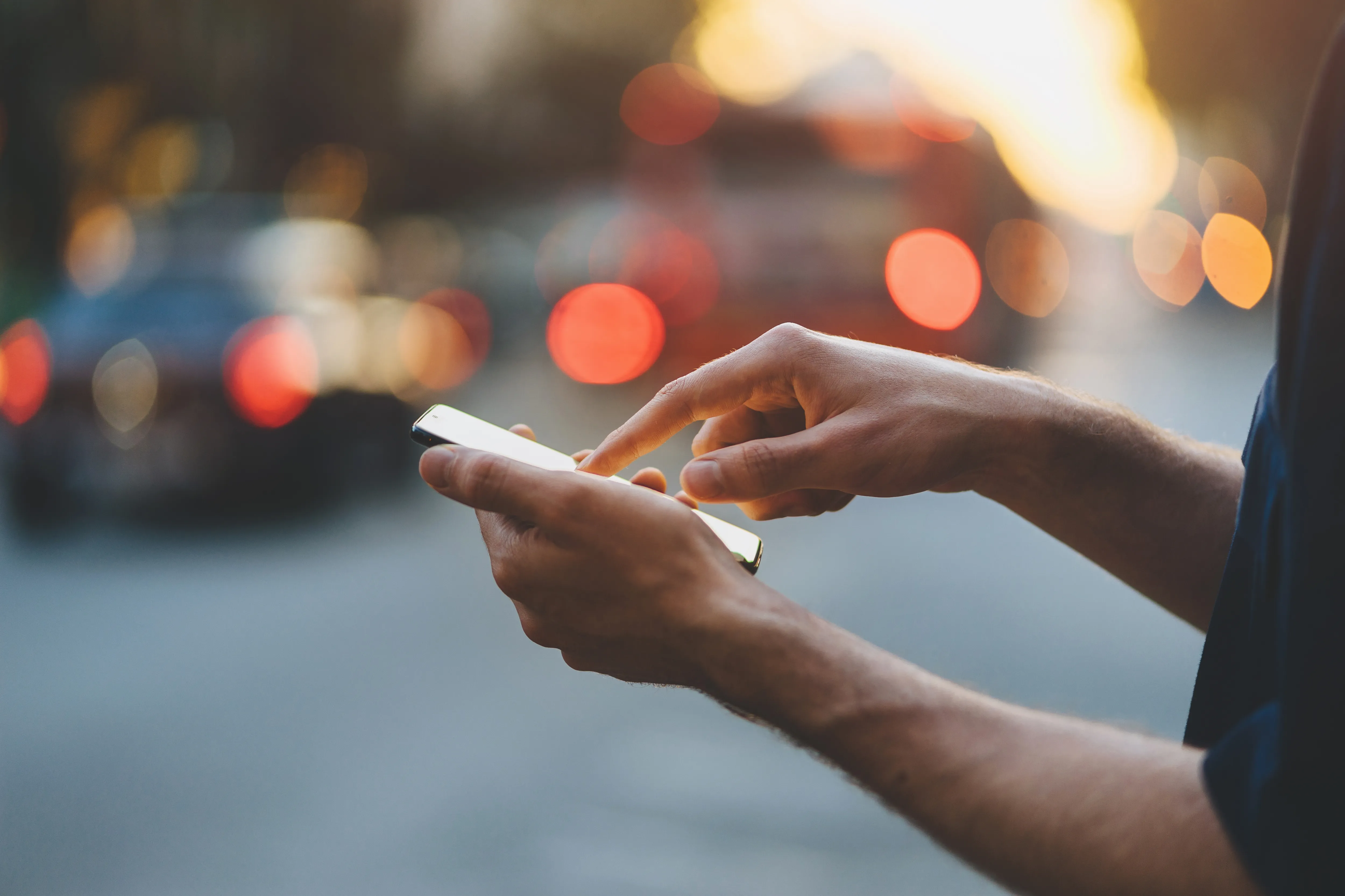 スマートフォンで操作するイメージ